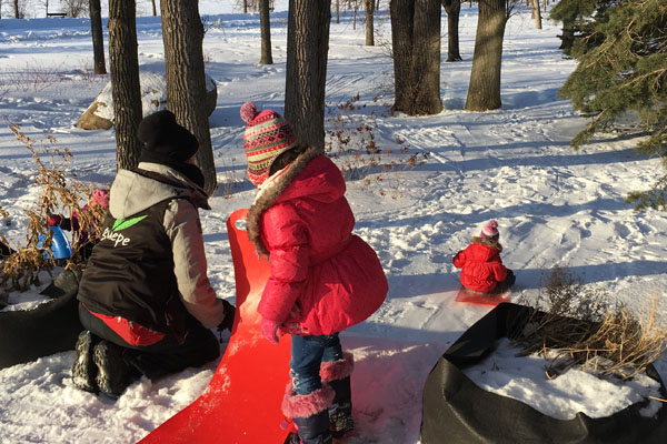 Éducatrice-naturaliste et enfants dans la neige